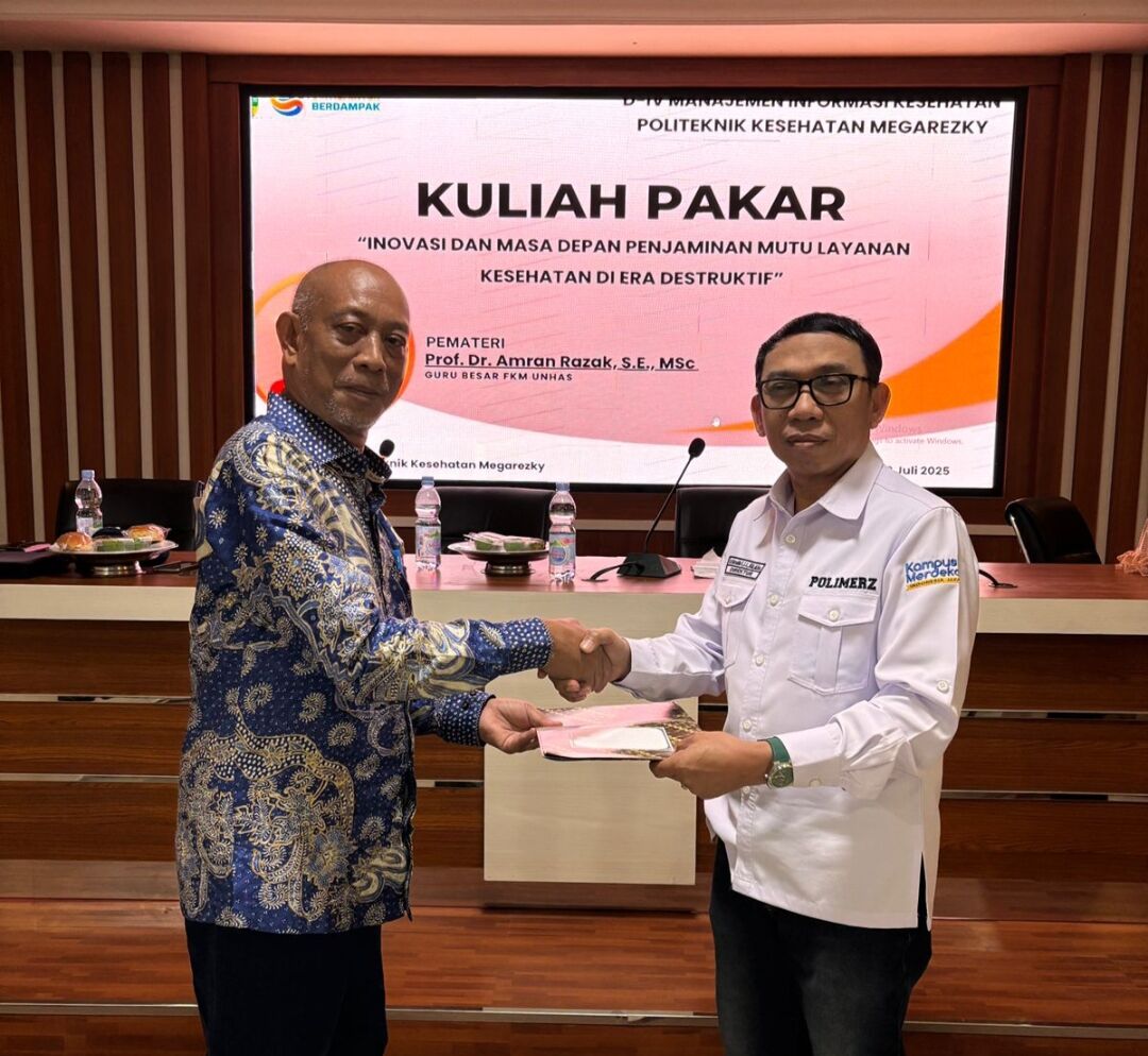 Ketua Pusat Kajian Manajemen dan Kebijakan Kesehatan FKM-Unhas, Prof Dr Amran Razak, SE.,M.Sc menerima cinderamata usai mengisi Kuliah Pakar di Politeknik Kesehatan Megarezky Makassar.
