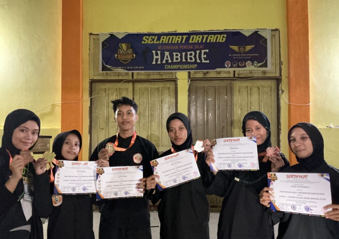 Lima mahasiswa Unhas yang meraih medali di kejuaraan pencak silat Habibie Championship.