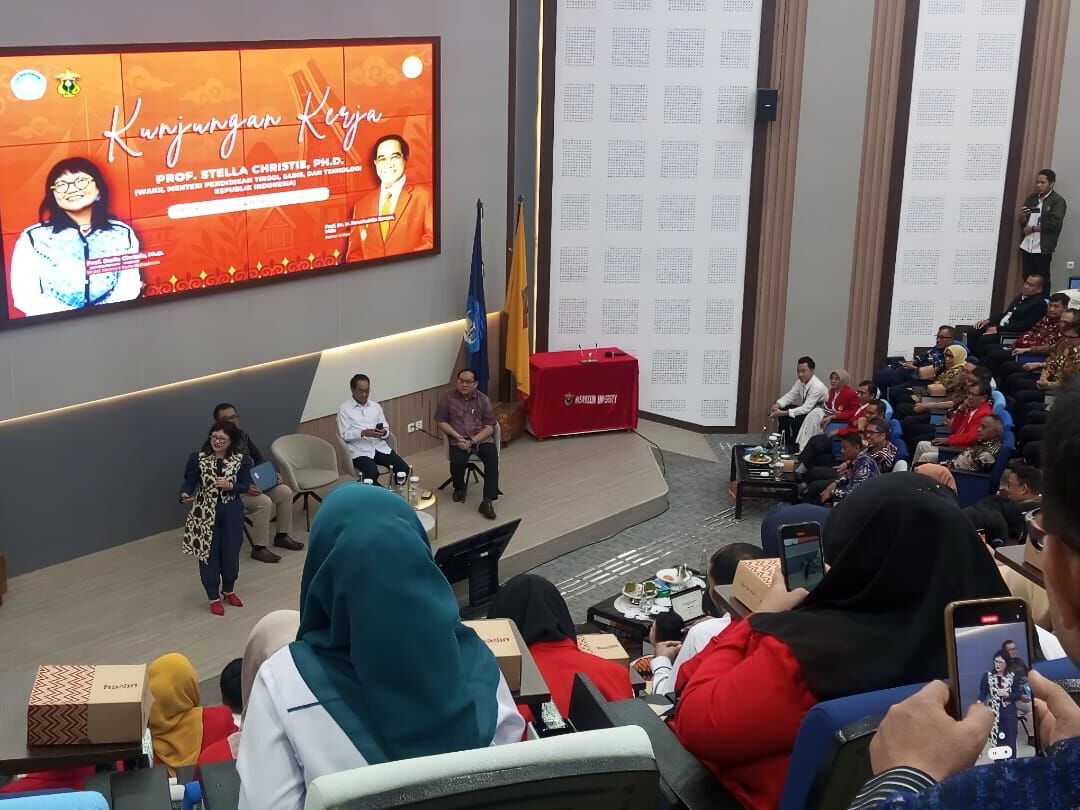 Wakil Menteri Kementerian Riset dan Teknologi (Kemenristek) RI, Prof Stella Christie Ph.D, saat menghadiri peresmian ASEAN-China Center of Excellent for Metallurgy and Marine Resources, di Aula Lecture Theatre Arsyad Rasyid Universitas Hasanuddin (Unhas) Makassar, Senin (7/7/2025).