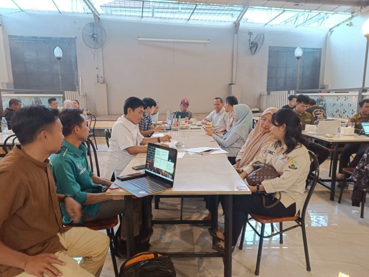 Panitia Musyawarah IKA Fapet Unhas saat rapat di Rumah Kopi Setia Tamalanrea, kemarin. 