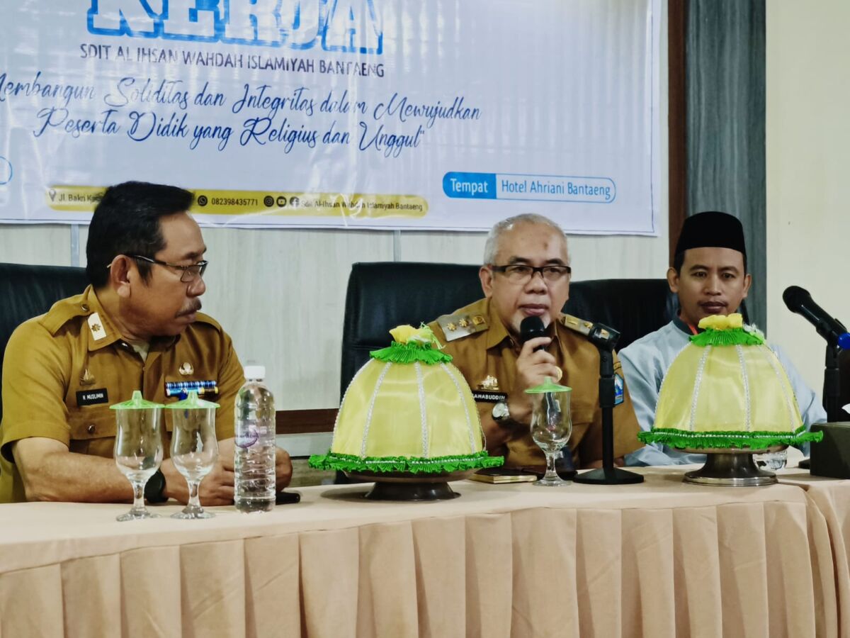 Wakil Bupati Bantaeng H. Sahabuddin didampingi Kepala Dinas Pendidikan dan Kebudayaan Bantaeng H. Muslimin, membuka kegiatan Musyawarah Kerja Sekolah Dasar Islam Terpadu (SDIT) Al-Ihsan Wahdah Islamiyah Bantaeng di Hotel Ahriani, Selasa (8/7/2025).