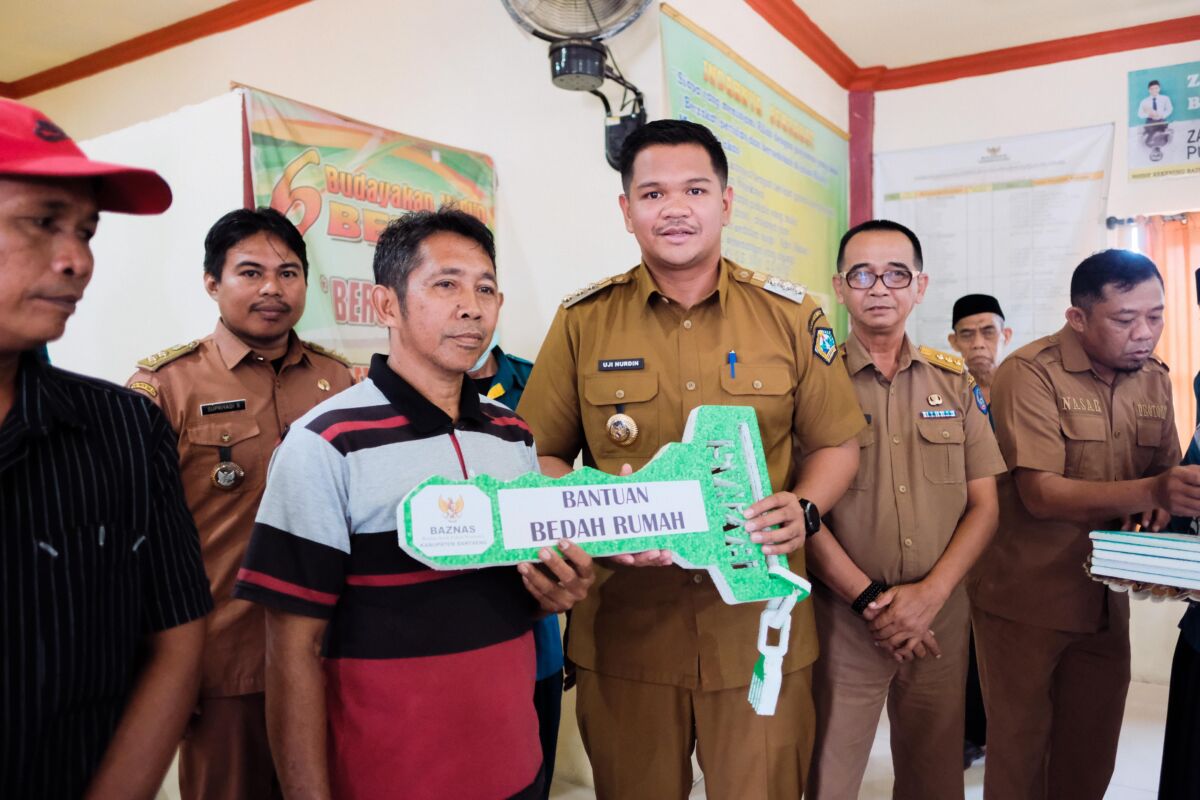 Bupati Bantaeng, Uji Nurdin menyerahkan bantuan tahap ke-39 tersebut diserahkan di Kantor Badan Amil Zakat Nasional (Baznas) Bantaeng, Selasa (8/7/2025).