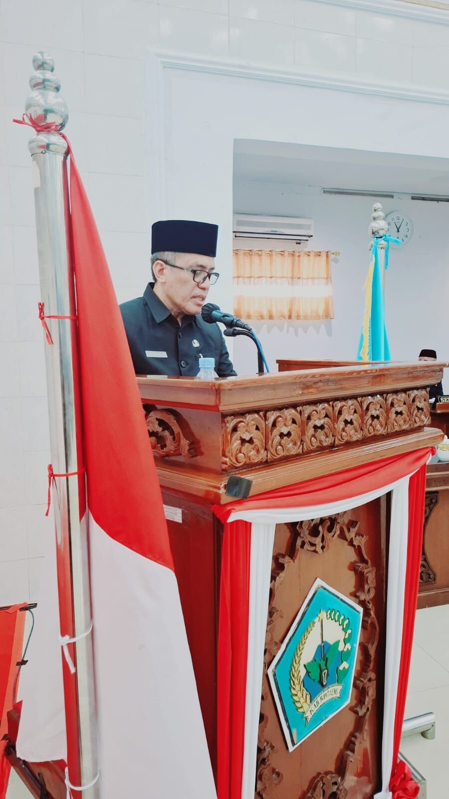 Sekretaris Daerah Kabupaten Bantaeng, H. Abdul Wahab, membacakan jawaban eksekutif atas tanggapan, saran, dan himbauan fraksi DPRD Bantaeng.