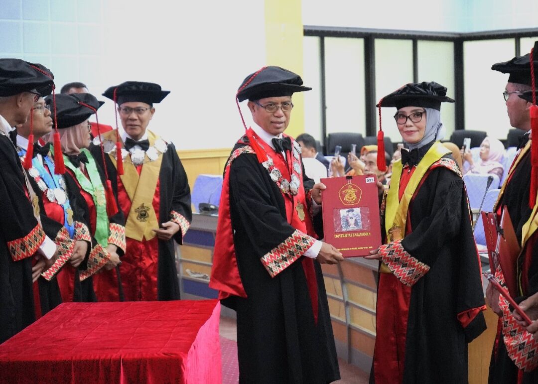 Unhas menggelar upacara penerimaan jabatan profesor, Selasa (8/7/2025).