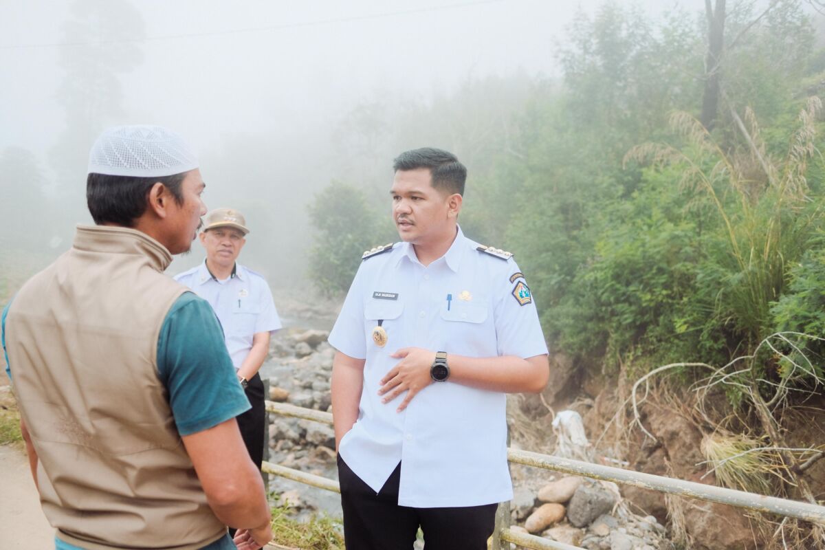 Bupati Bantaeng, M. Fathul Fauzy Nurdin didampingi Camat Uluere, H. Amiruddin melakukan peninjauan langsung ke lokasi longsor di Desa Bonto Lojong, Kecamatan Uluere, Rabu (9/7/2025).
