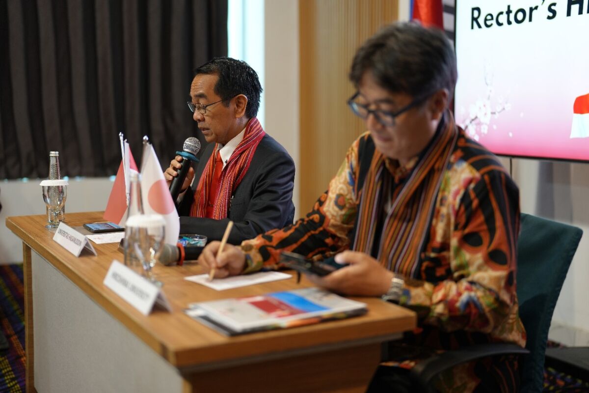 Rektor Unhas, Prof Dr Jamaluddin Jompa memimpin pertemuan dan diskusi Rectors High-Level Meeting di forum JWG di Hotel Unhas.