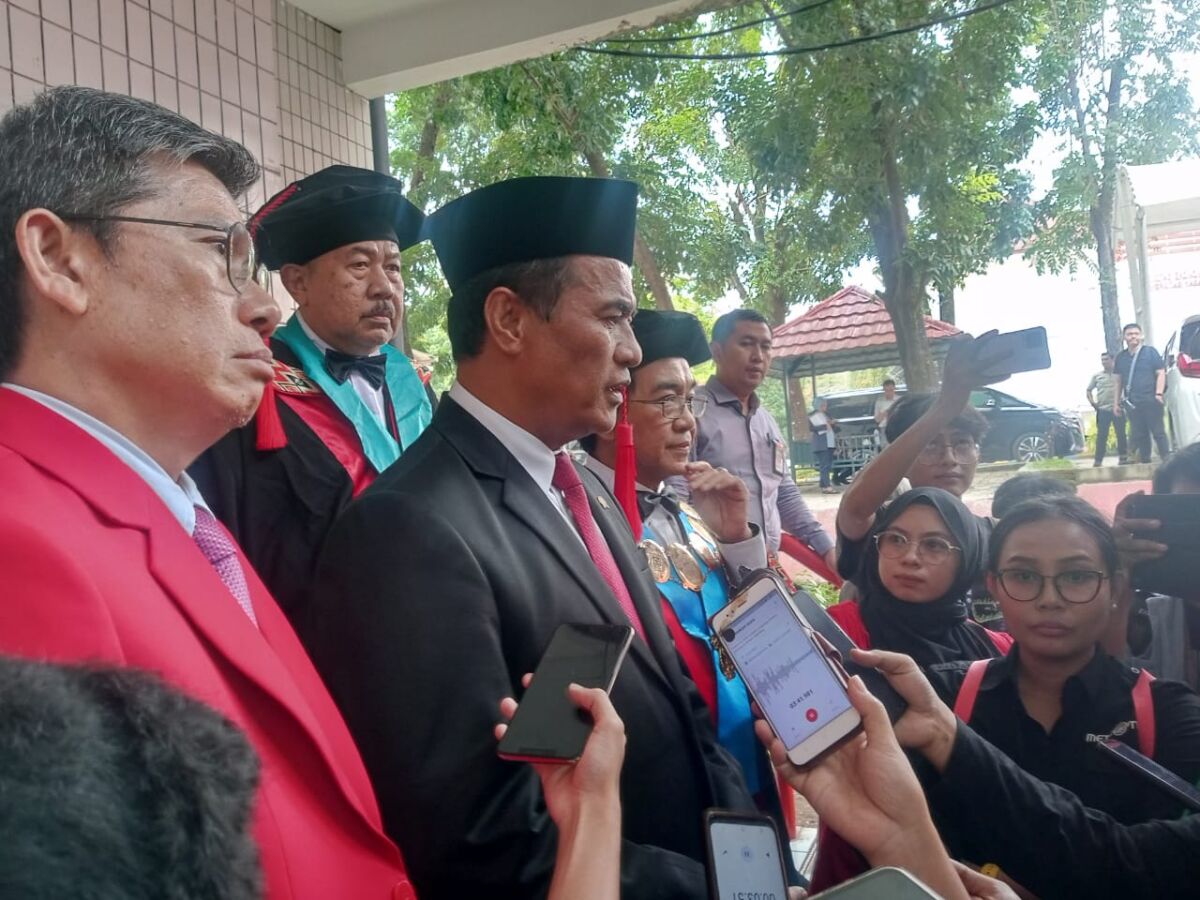 Menteri Pertanian RI, Andi Amran Sulaiman memberikan keterangan usai menghadiri wisuda di kampus Unhas.
