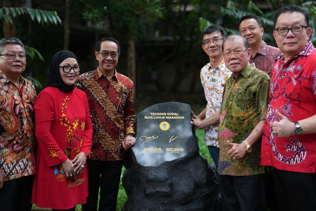 penandatanganan prasasti kantin Bhineka Tunggal Ika oleh Rektor Unhas, Prof. Dr. Ir. Jamaluddin Jompa, M.Sc., bersama Ketua Umum PSMTI, Wilianto Tanta.
