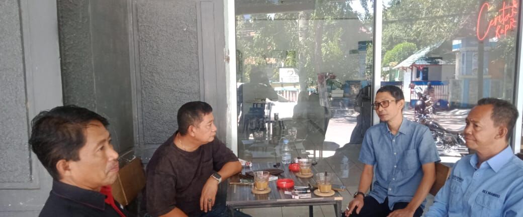 Silaturahmi antara Dirut Berita Kota Makassar dan Kabid Humas Dinas Kominfo dan Persandian Pinrang di Kafe Cerita. 