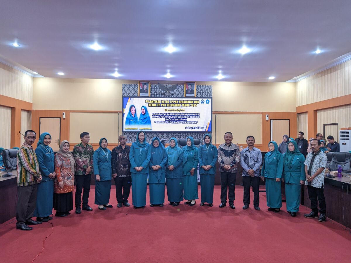 Ketua Tim Penggerak Pemberdayaan dan Kesejahteraan Keluarga (TP PKK) Kabupaten Bantaeng, Ny. Gunya Paramasukhaputri Fauzy melantik Ketua TP PKK Kecamatan dan Ketua TP PKK Kelurahan, di Ruang Pola Kantor Bupati Bantaeng, Sabtu (19/7/2025).