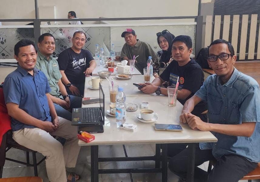 Formatur IKA Fapet Unhas menggelar rapat di Rumah Kopi Setia, Jalan Perintis Kemerdekaan, Makassar.