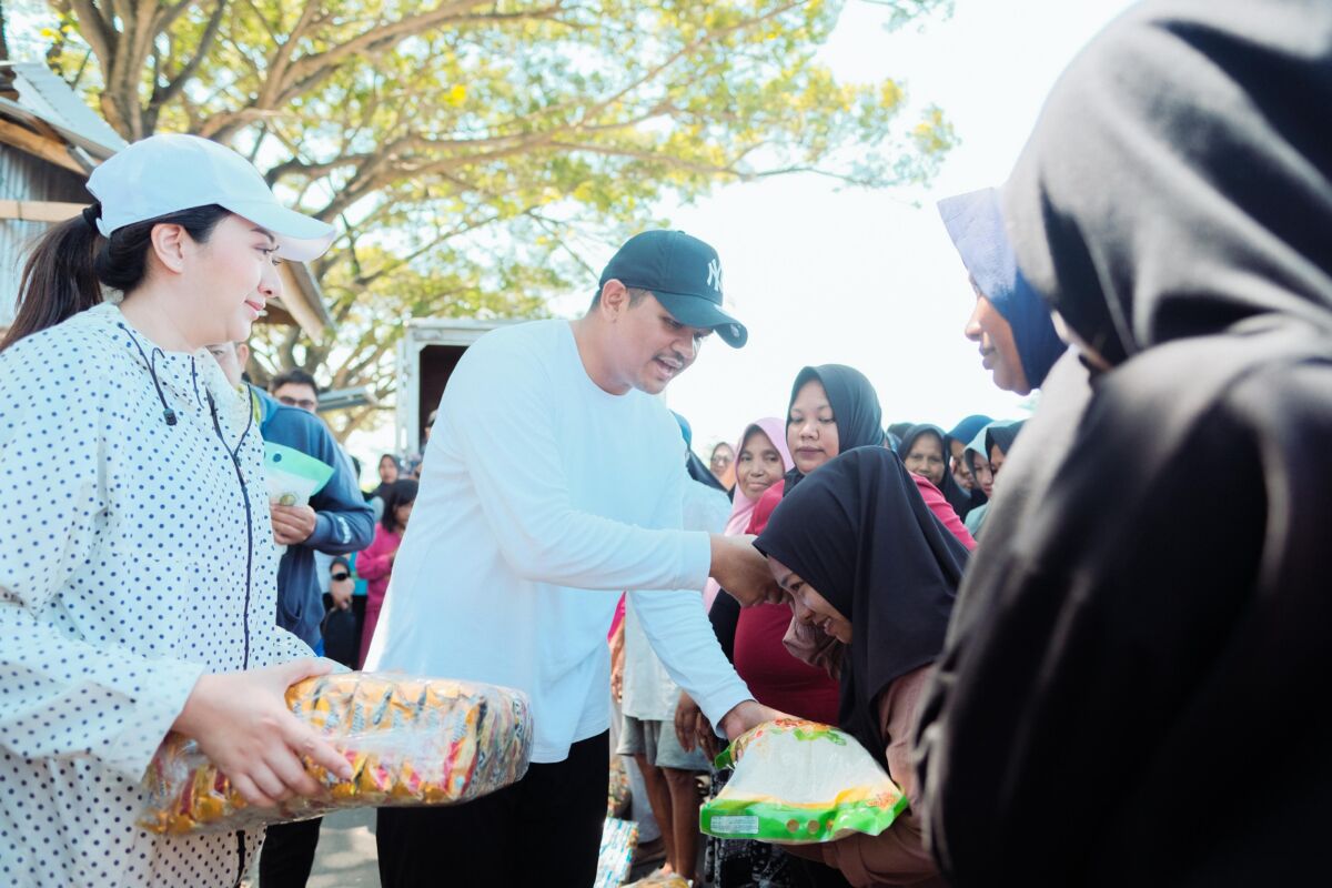 Bupati Bantaeng, M. Fathul Fauzy Nurdin, memberikan bantuan sembako kepada ratusan petani rumput laut di Dusun Mattoangin, Desa Bonto Jai, Kecamatan Bisappu, Minggu (20/7/2025). 