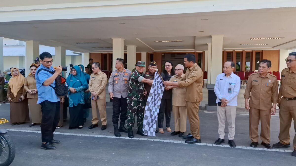 Bupati Bantaeng, Uji Nurdin bersama wakil bupati dan Forkopimda melepas bantuan pangan beras untuk disalurkan ke masyarakat penerima manfaat. 