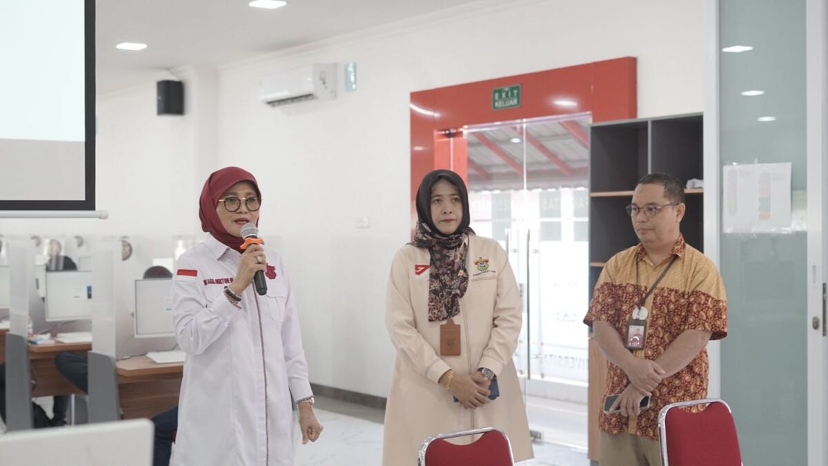 Wakil Rektor Bidang Sumber Daya Manusia, Alumni dan Sistem Informasi, Prof. Dr. Farida Patittingi, SH., M.Hum membuka SKD untuk  pegawai NPTT di lantai 4 Fakultas Kedokteran Unhas. 