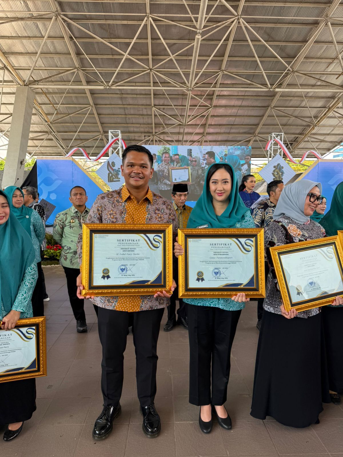 Bupati Bantaeng, M. Fathul Fauzy Nurdin bersama Ketua TP. PKK Bantaeng, Gunya Paramasukhaputri menerima penghargaan dari Menteri Kependudukan dan Pembangunan Keluarga/Kepala Badan Kependudukan dan Keluarga Berencana Nasional (BKKBN), Wihaji di Lapangan Karebosi, Makassar.