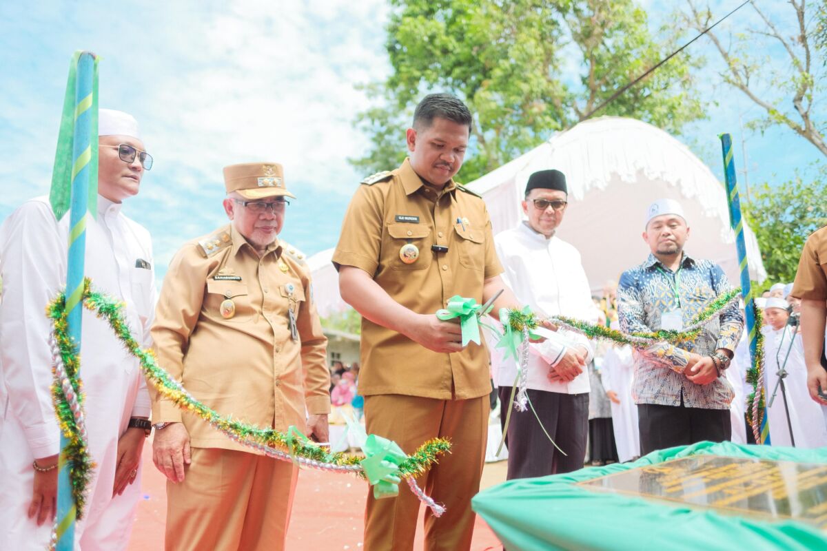 Bupati Bantaeng, M. Fathul Fauzy Nurdin meresmikan Pondok Pesantren Modren Al-Aksi, di Desa Lonrong, Kecamatan Eremerasa, Senin (28/7/2025). 