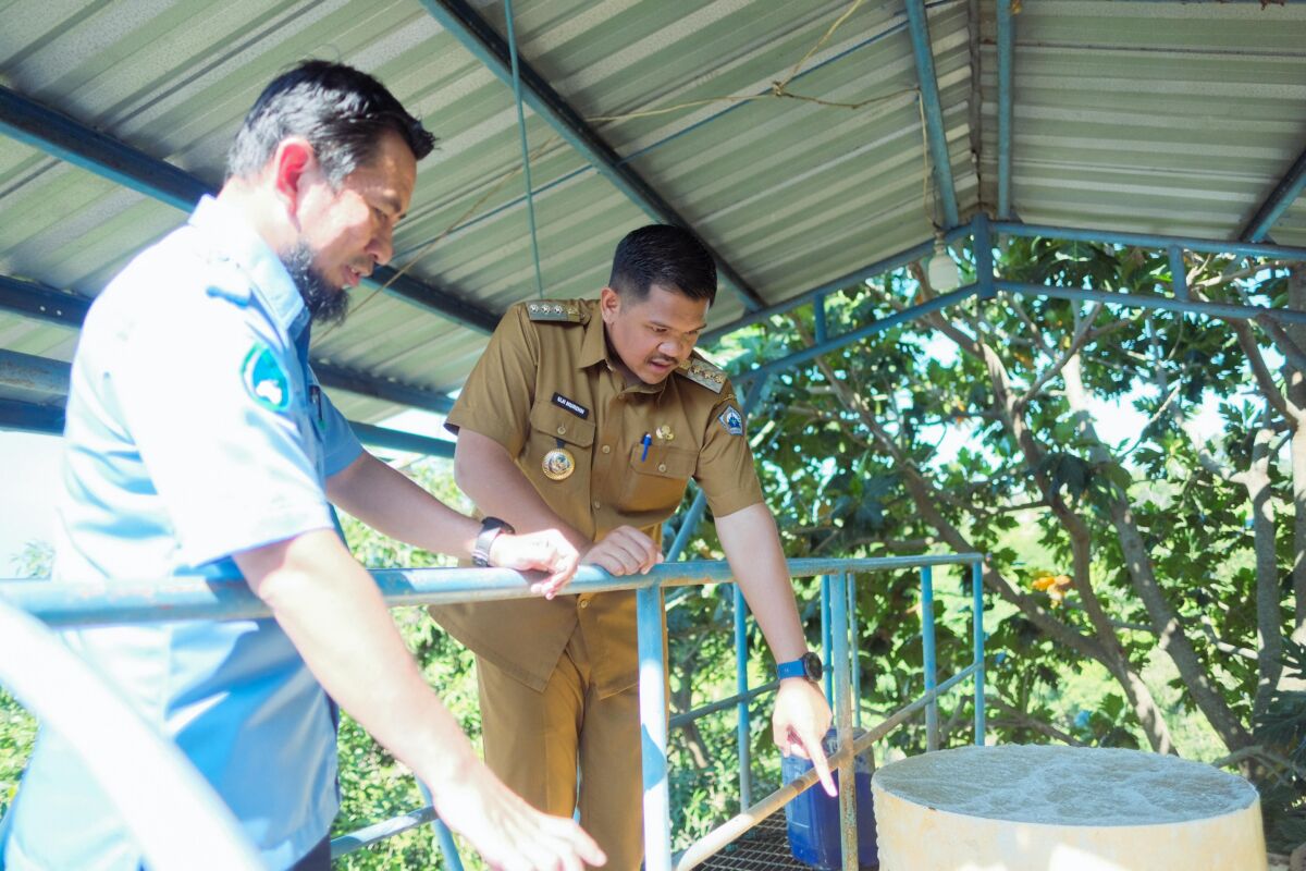 Bupati Bantaeng, M. Fathul Fauzy Nurdin, bersama Direktur Perusahaan Daerah Air Minum (PDAM) Bantaeng, Suwardi mengunjungi sejumlah alat produktif PDAM pada sejumlah wilayah, Selasa (29/7/2025).