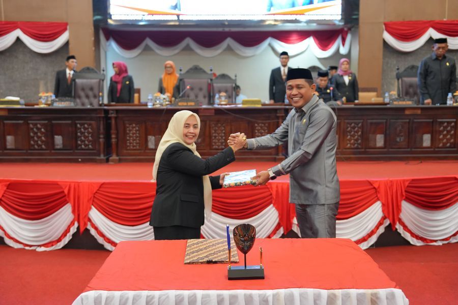 IST
BERSALAMAN--Ketua DPRD Sinjai, Andi Jusman bersalaman dengan Bupati Hj Ratnawati Arif disela-sela rapat paripurna DPRD Sinjai, Kamis (10/7) malam. 
