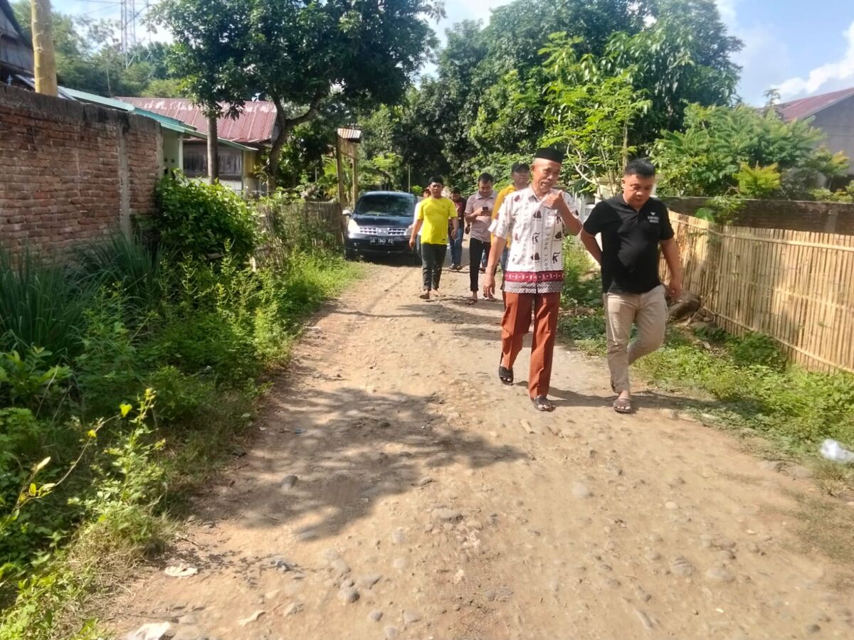 Masyur Salam melihat langsung jalan di Lingkungan Pangkalang, KeLurahan Canrego, Kecamatan Polongbangkeng Selatan yang kondisinya memprihatinkan.