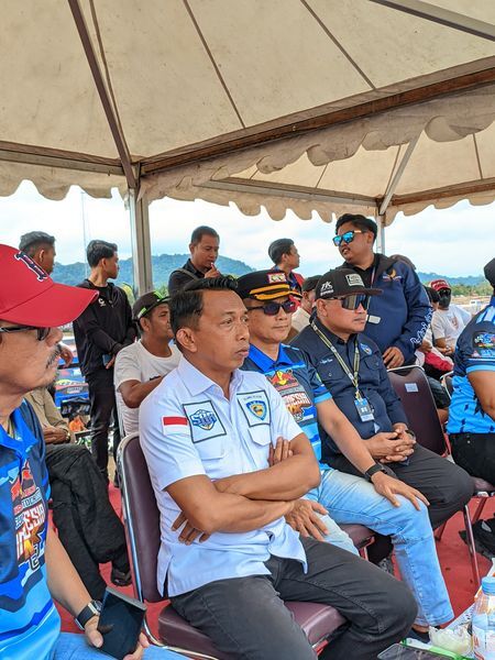 IST
MELEPAS--Bupati Sidrap selaku Ketua harian IMI Sulsel Syaharuddin Alrif bersama pejabat sebelum melepas Kejurnas Motor Cross MX 2025 Seri Kedua yang digelar di Sirkuit Lanud Sultan Hasanuddin Malimpung, Kabupaten Pinrang, Minggu  (13/7)