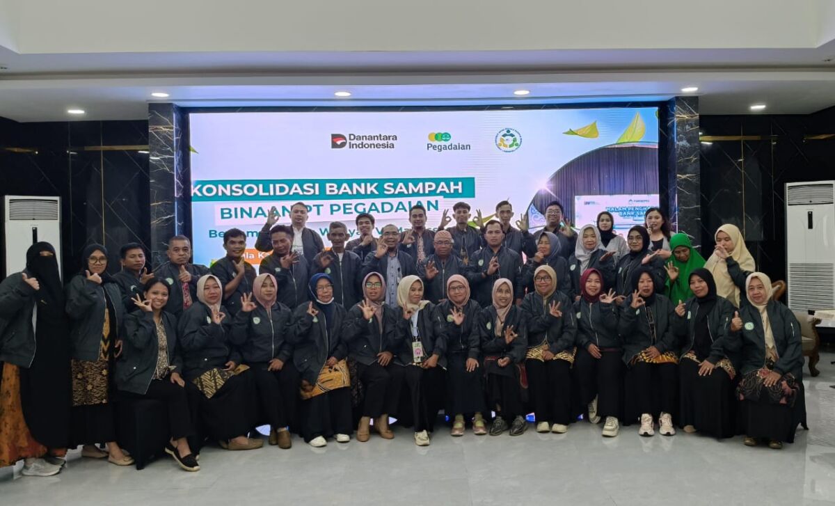 Ali Topan (berdiri tiga dari kiri) yang menjadi perwakilan Bank Sampah Induk Peduli Pinrang foto bersama para peserta Konsolidasi Bank Sampah Binaan Pegadaian yang diselenggarakan oleh Pegadaian Kanwil VI Makassar pada tanggal 12–13 Juli 2025 di Makassar.