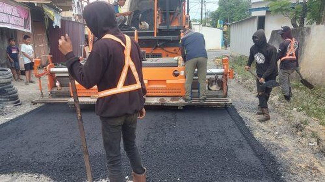 IST
DIPERBAIKI--Jalan Desa Lamurukung, Kecamatan Tellu Siattingnge, Kabupaten Bone telah diperbaiki oleh politisi PDIP yang juga Wabup Kutai Kertanegara Rendi Solihin
