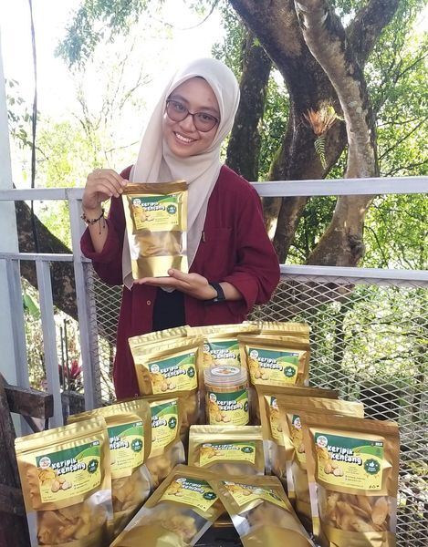 BKM/SAR
MALINOQU -- Putri Ihlasul Gaffar, anak perempuan Santi Ilyas ikut mendampingi pengembangan usaha keripik kentang MalinoQU.
