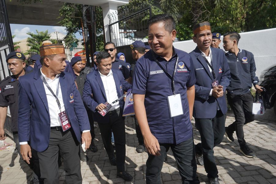 IST
BERJALAN--Ketua DPW Nasdem Sulsel Rusdi Masse dan sekretaris Syaharuddin Alrif serta Wakil Ketua Bidang Media, Mustaqim Musma berjalan bersama 
