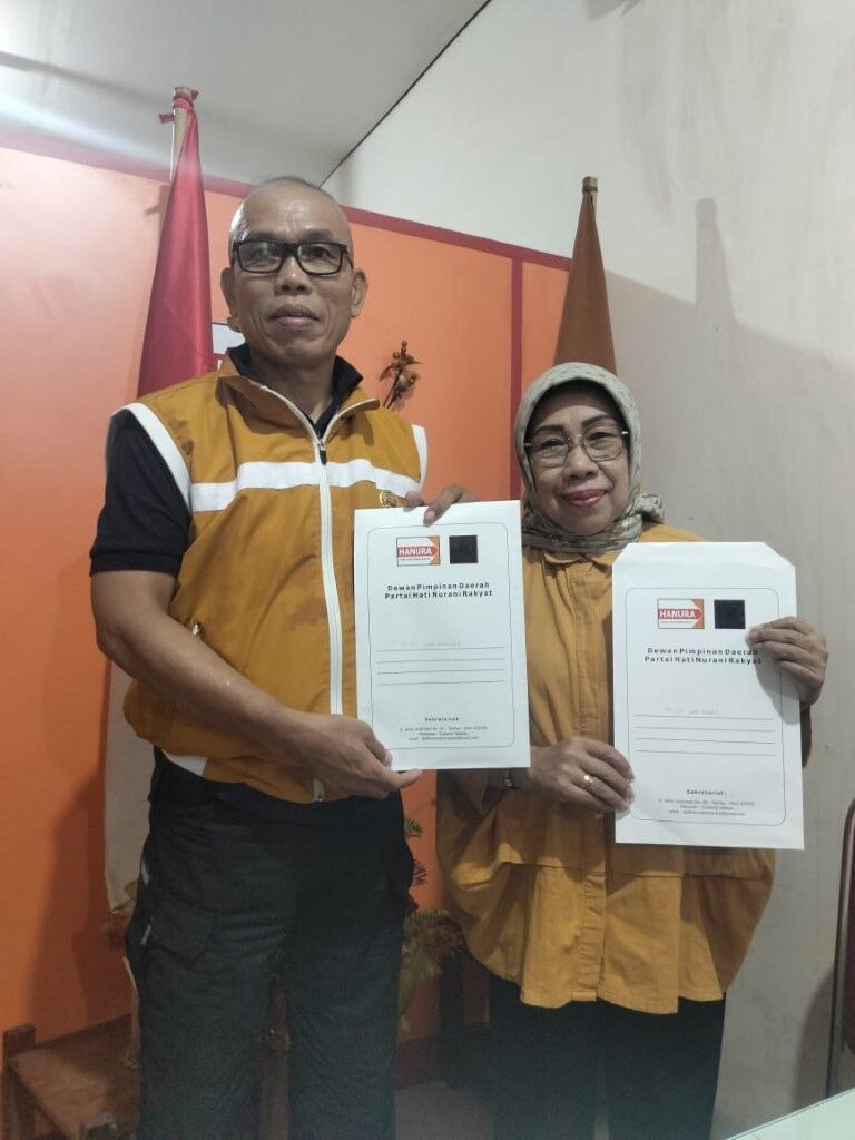 IST
MEMPERLIHATKAN--Plt Ketua DPC Kota Parepare Safaruddin Ahmad dan Nurbaya Hanafi sebagai Plt Ketua DPC Kabupaten Barru memperlihatkan SKnya
