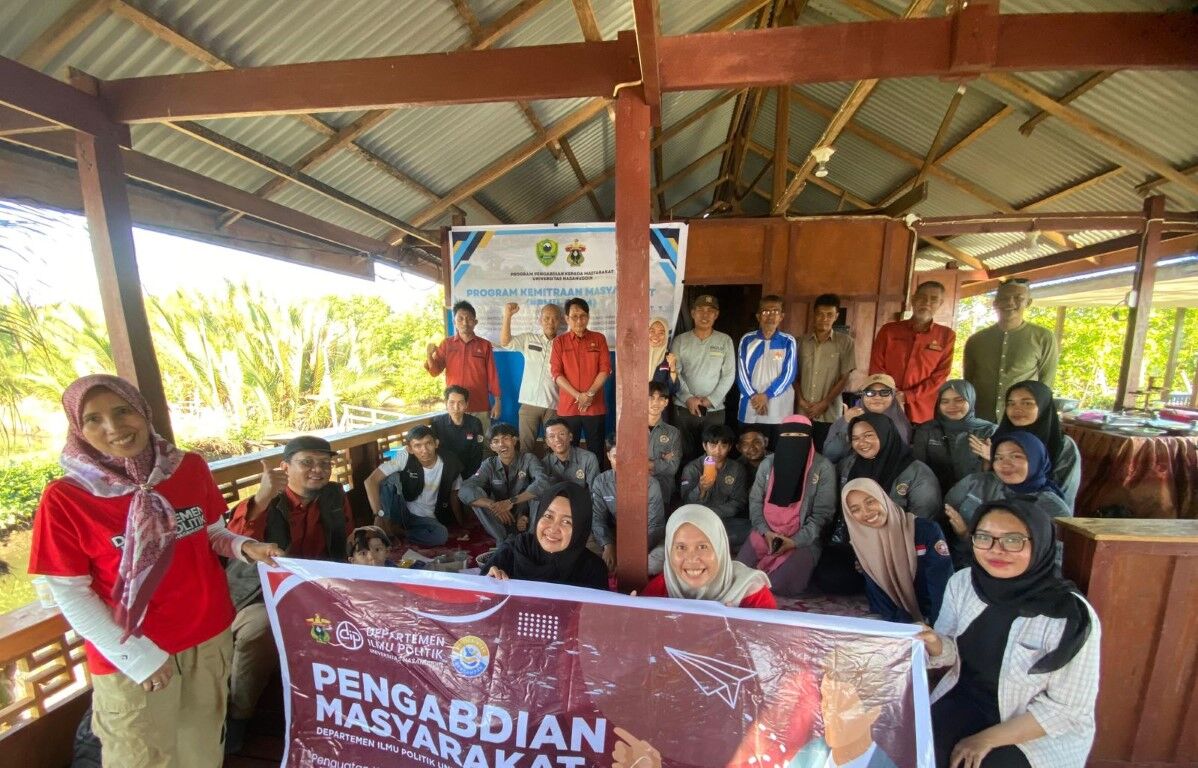 IST
PENGABDIAN--Departemen  Ilmu Politik Unhas melalui tim pengabdian masyarakat menghadirkan Dr. Muh. Imran, mantan komisioner KPU Makassar Endang Sari, Marwan, dan Ummi Suci F. Bailusy. 