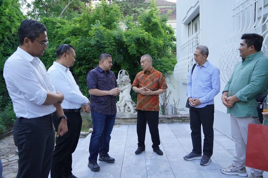 IST
KUNJUNGAN PERDANA-Wali Kota Makassar Munafri Arifuddin disambut Duber RI untuk Republik Austria merangkap Republik Slovenia, Perserikatan Bangsa-Bangsa, dan organisasi internasional di Wina, Mr Damos Dumali Agusman di Wisma Duta RI, Wina.  
