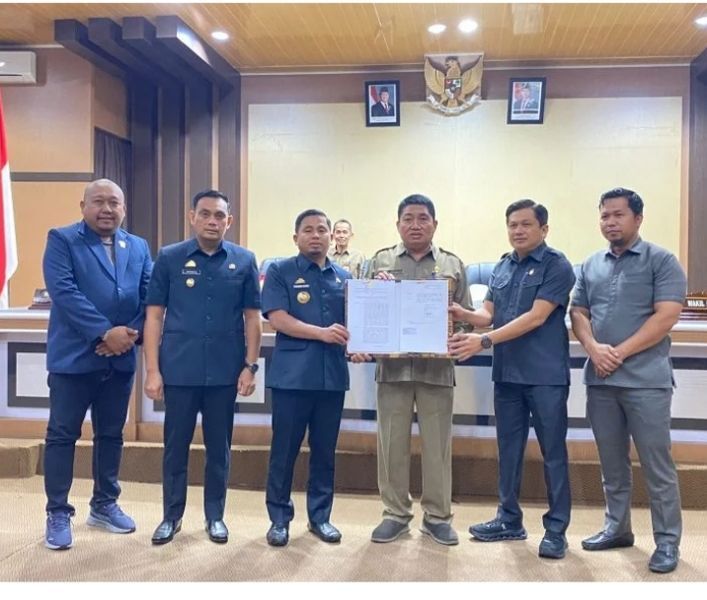 IST
MENERIMA--Ketua DPRD Kaharuddin Kadir menerima dua Ranperda dari Wali Kota Parepare Tasming Hamid
