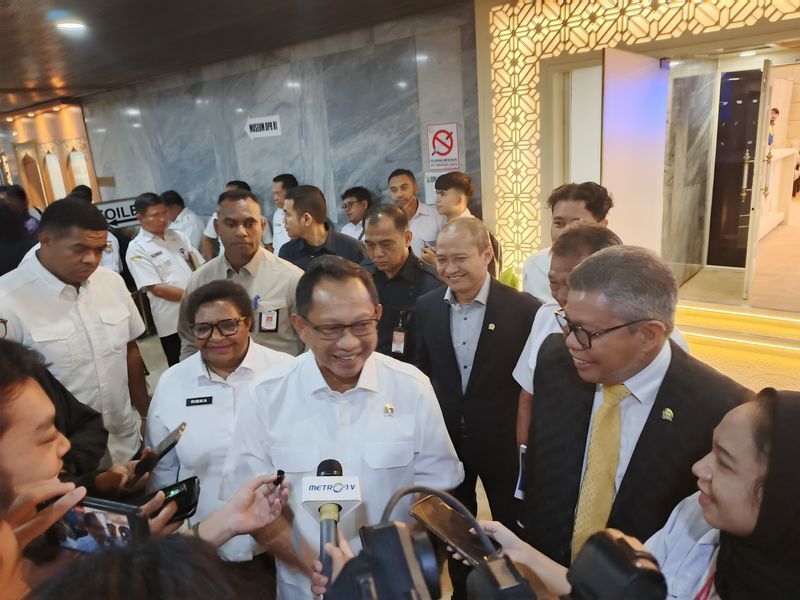 IST
BERSAMA--Anggota Fraksi Golkar DPR RI Taufan Pawe bersama Kemendagri usai RDP dengan BKN dan Kemenpan-RB, 
