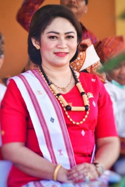 IST
BERSAMA--Anggota Fraksi Nasdem DPR RI Eva Stevani Rataba bersama ratusan siswa usai menyerahkan beasiswa PIP di alun-alun  Rantepao

