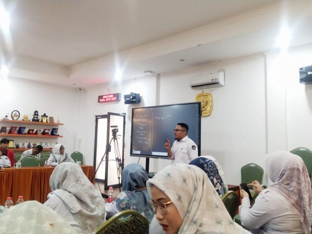 IST
MEMAPARKAN--Ketua Divisi Sosdiklih, Parmas dan SDM KPU Kota Makassar, Muh. Abdi Goncing, memaparkan dalam materinya terkait pengelolaan media sosial bahwa keterbukaan informasi publik 
