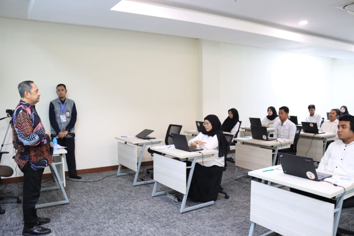 Direktur UT Makassar Prof. Dr. H. Abdul Rahman Rahim memantau langsung pelaksanaan seleksi penerimaan Calon Pegawai Non PNS 2025 di kantor UT Makassar.