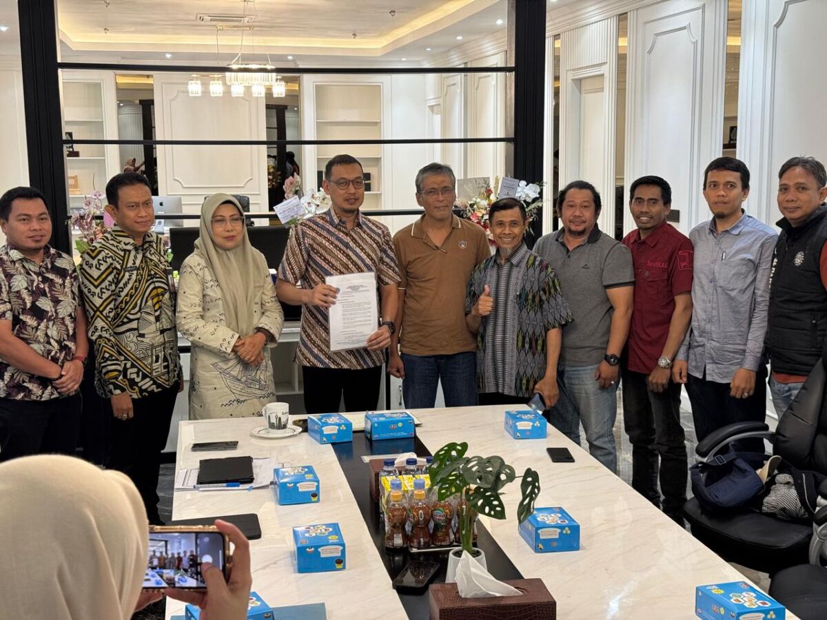 Perwakila warga dari Perumahan Gubernur dan Perumahan Pemda Manggala yang tergabung dalam Forum Warga Bersatu foto bersama Sekkot Makassar Andi Zulkifly usai audiensi terkait sengketa lahan yang tak kunjung usai. 