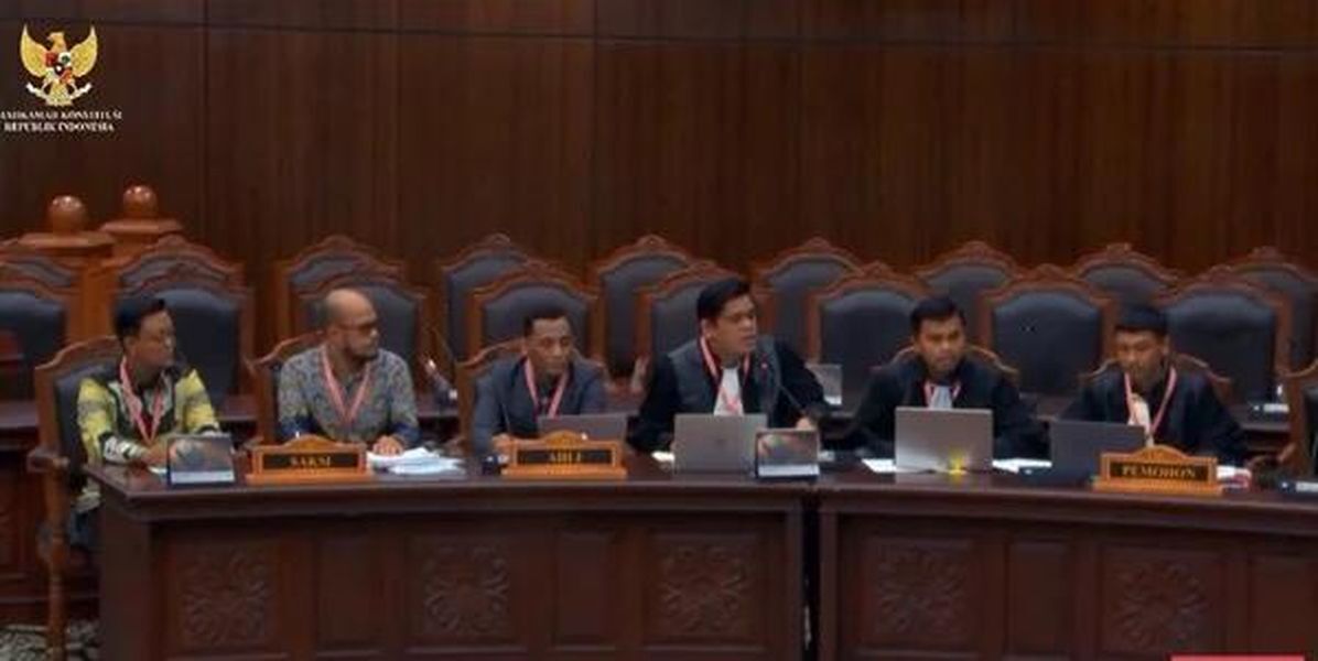 IST
MENDENGARKAN----Sidang MK Selasa (2/7) mendengarkan keterangan saksi ahli dan pemberi keterangan dari pihak pemohon, pasangan Rahmat Masri Bandaso-Andi Tenri Karta (RMB-ATK) juga termohon.
