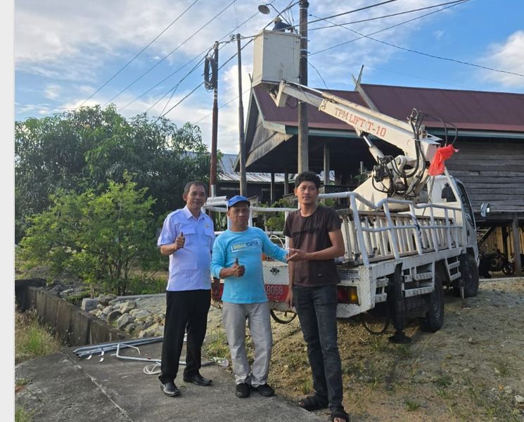 
IST
REALISASIKAN--Ketua Komisi III DPRD kabupaten Pinrang, Supardi merealisasikan aspirasi lampu jalan untuk masyarakat 
