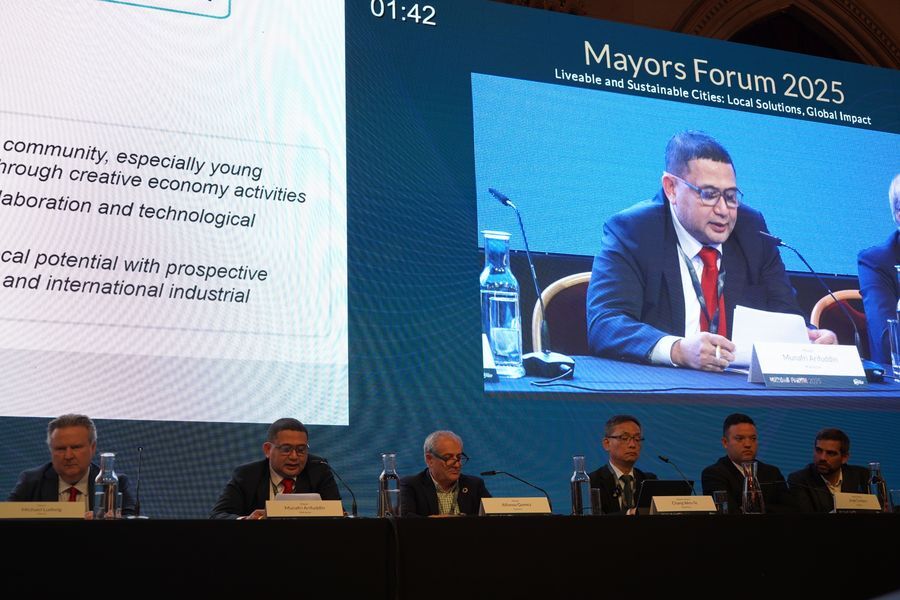 
IST
PEMBICARA-Wali Kota Makassar Munafri Arifuddin menjadi pembicara dalam forum World Cities Summit Mayors Forum (WCSMF) 2025 yang digelar di Vienna, Austria. 