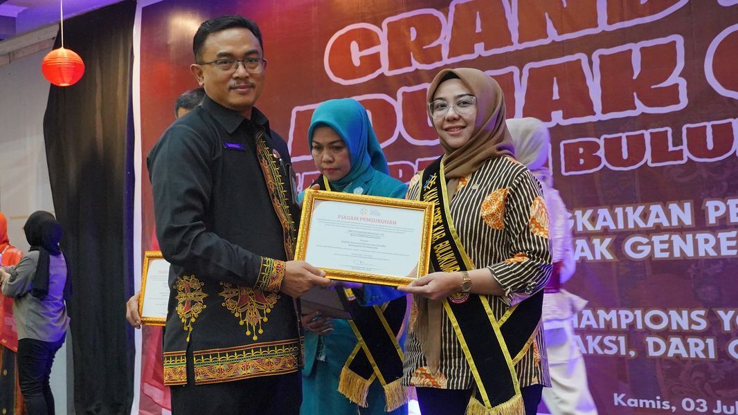 IST
DIKUKUHKAN--Umy Asyiatun Khadijah yang juga Ketua DPRD dikukuhkan sebagai Kak GenRe Kabupaten Bulukumba di Ballroom Hotel Agri Bulukumba, Kamis (3/7).
