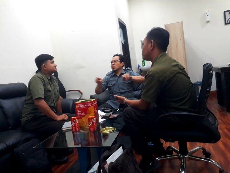 IST
BERBINCANG--‎Ketua DPD PKS Makassar Anwar Faruq berbincang dengan dua pemuda tuna rungu yang sedang mengikuti touring nusantara
