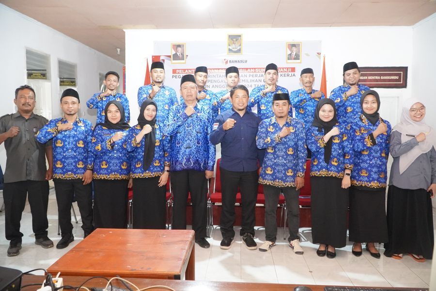 IST
DILANTIK--11 tenaga honorer di lingkungan Bawaslu Bulukumba dilantik secara nasional oleh Sekretaris Jenderal Bawaslu RI melalui daring dan luring
