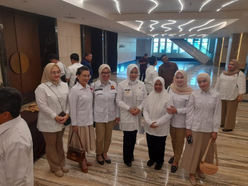 BERSAMA--Wakil Gubernur Sulsel Hj Fatmawati Rusdi bersama pengurus dan kader Partai Gerindra diacara temu kader bertempat di Hotel Claro Makassar, Jumat (4/7) 

