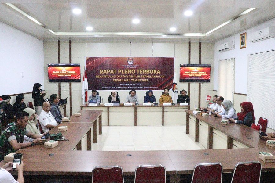 IST
RAPAT PLENO----Ketua Bawaslu Kota Parepare Zainal Asnun bersama komisioner KPU ketika mengikuti rapat pleno
