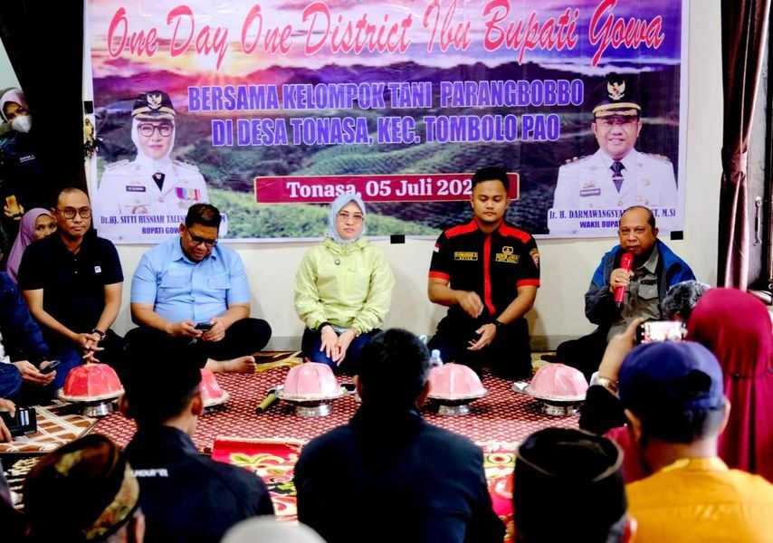 BKM/IST
MENYAMBANGI--Bupati Gowa Husniah Talenrang menyambangi masyarakat Kecamatan Tombolopao, Sabtu (5/7). 
