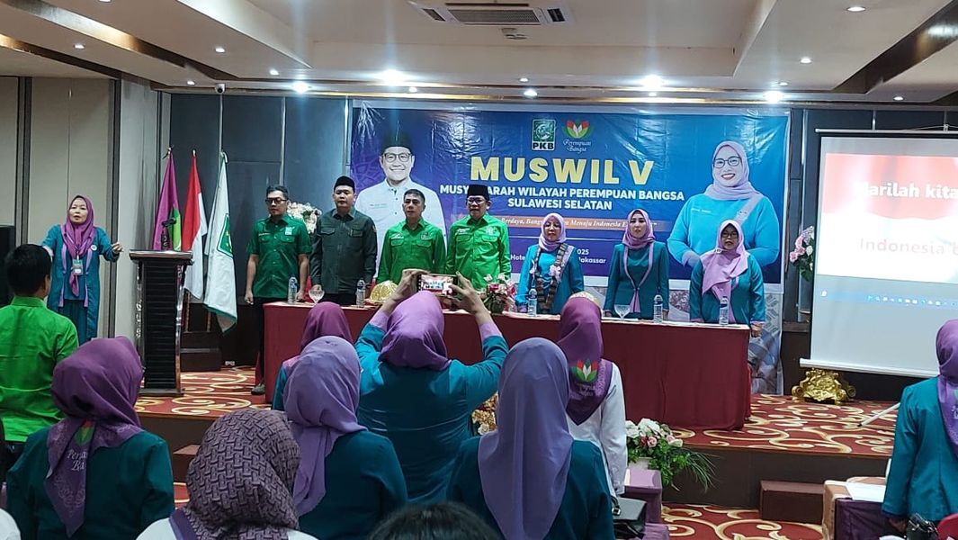 IST
MUSWIL--Ketua DPW PKB Sulsel Azhar Arsyad memberikan sambutan pada pelaksanaan Muswil Perempuan Bangsa di di Hotel Remcy, Panakkukang Makassar, Sabtu (5/7)
