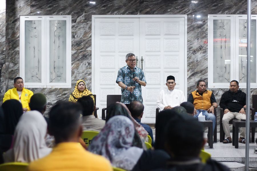 IST
SILATURAHMI--Anggota Fraksi Golkar DPR RI Dr Taufan Pawe mendekatkan dengan masyarakat melalui kegiatan Kundapil dengan menggelar silaturahmi bersama dengan masyarakat Kota Parepare, di Rumah Aspirasi TP, Sabtu (5/7).
