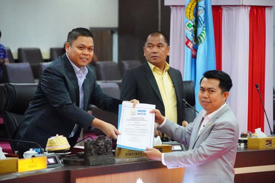 
IST
SERAHKAN--Juru bicara Fraksi Demokrat DPRD Sulsel Heriwawan menyerahkan laporan fraksinya kepimpinan dewan 

