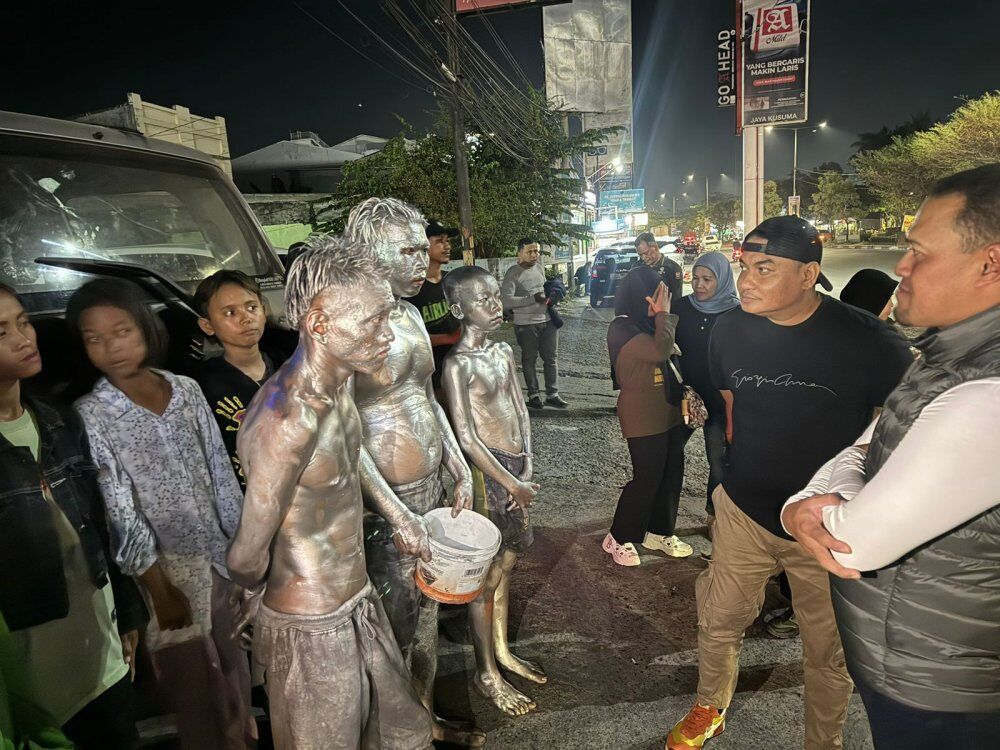 ist
TERTIBKAN--Dinsos Kota Makassar gencar melakukan penertiban anak jalanan dan gepeng, di sejumlah titik wilayah utara Kota, Selasa (29/7).Dinsos amankan delapan anjal dan manusia silver di Simpang Lima Bandara.
